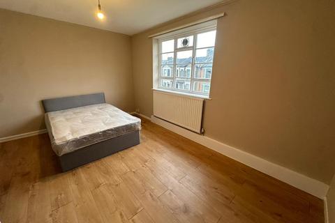 1 bedroom in a house share to rent, Athenlay Road, London