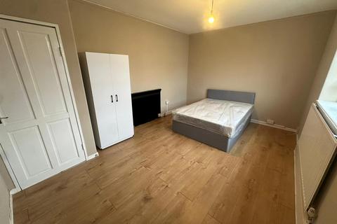 1 bedroom in a house share to rent, Athenlay Road, London