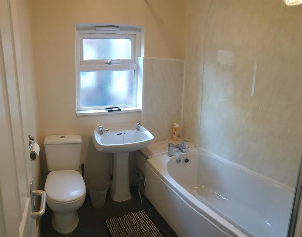 Bright, clean bathroom with a white suite inclu...