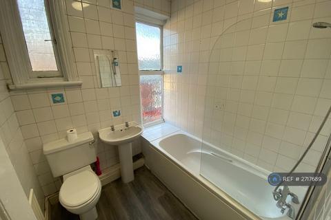 3 bedroom flat to rent, Market Place, Melton Mowbray, LE13