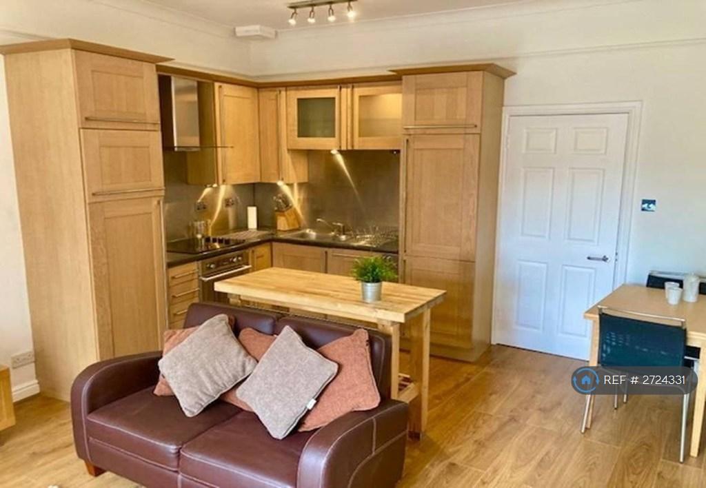 Lounge &amp; Kitchen