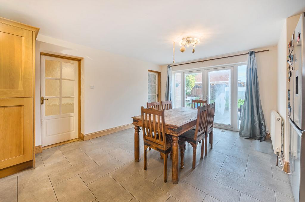 1387290 10 693800...