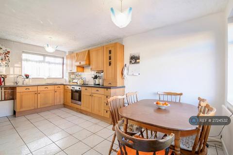 1 bedroom in a house share to rent, Russell Road, London, E16