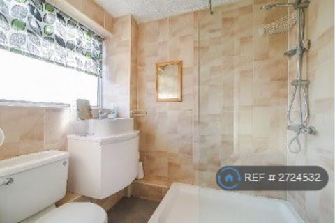 1 bedroom in a house share to rent, Russell Road, London, E16