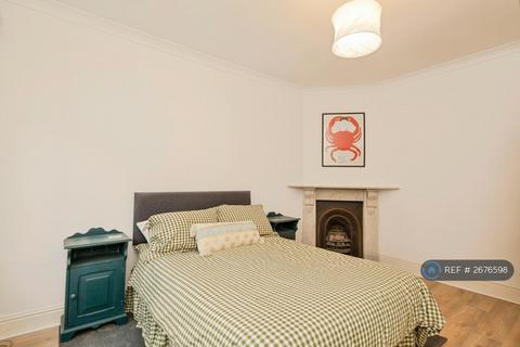 3 bedroom flat to rent, Oakmead Road, London, SW12
