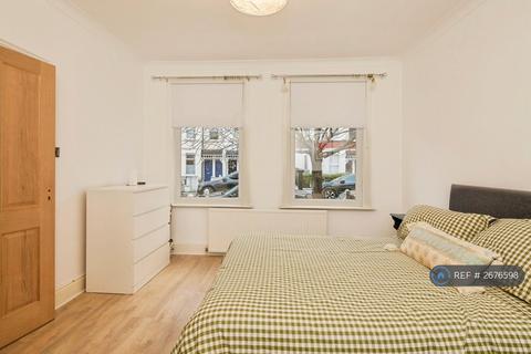 3 bedroom flat to rent, Oakmead Road, London, SW12