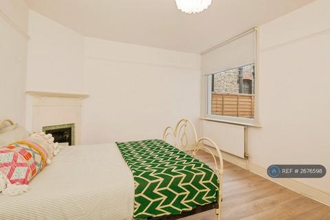 3 bedroom flat to rent, Oakmead Road, London, SW12