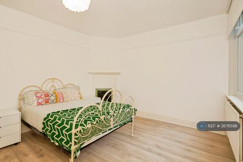 3 bedroom flat to rent, Oakmead Road, London, SW12