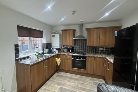 3 bedroom flat to rent, Nottingham NG7