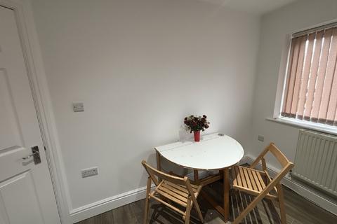 3 bedroom flat to rent, Nottingham NG7