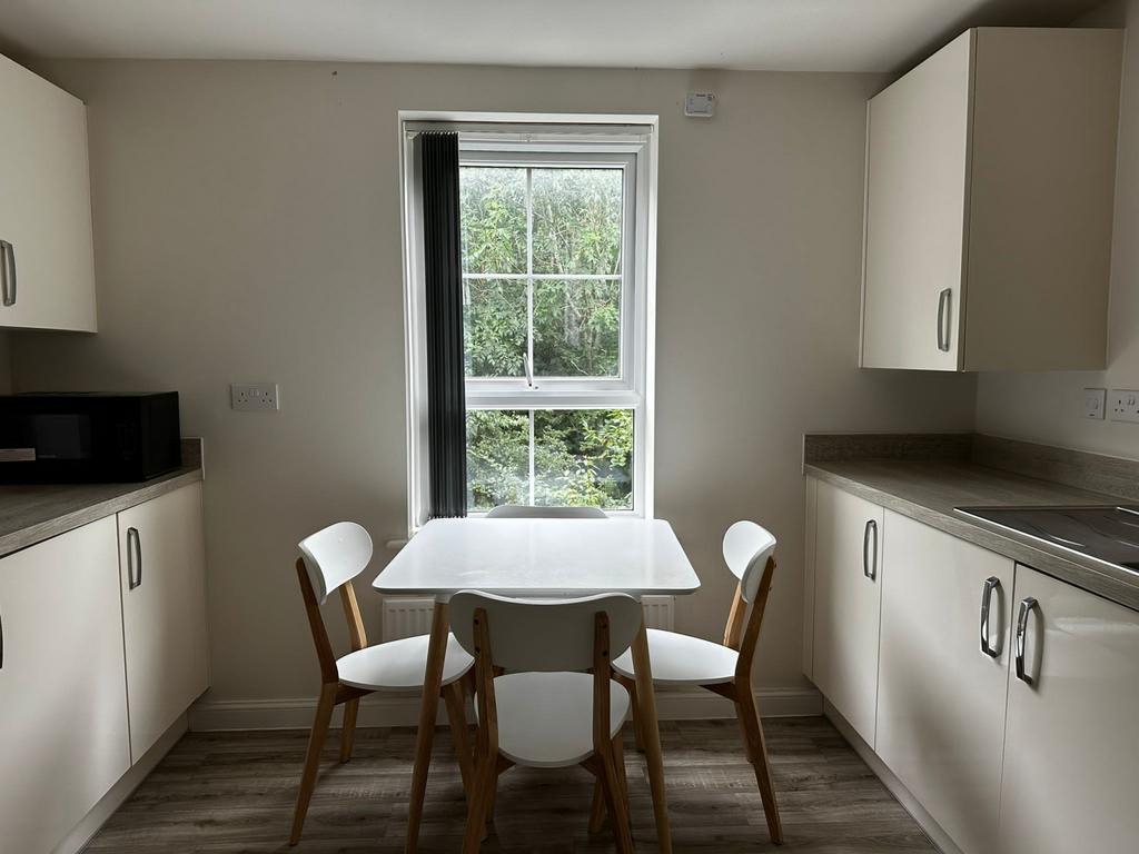 AVAILABLE NOW - 2 bed flat to rent Tawny Grove, C