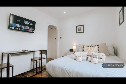 Studio to rent, Gloucester Terrace, London, W2