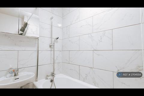 Studio to rent, Gloucester Terrace, London, W2