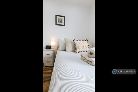Studio to rent, Gloucester Terrace, London, W2