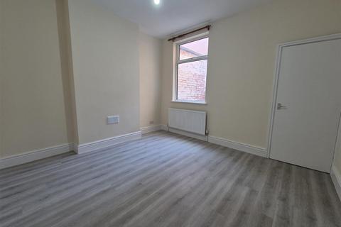 3 bedroom terraced house to rent, Mere Road, Leicester