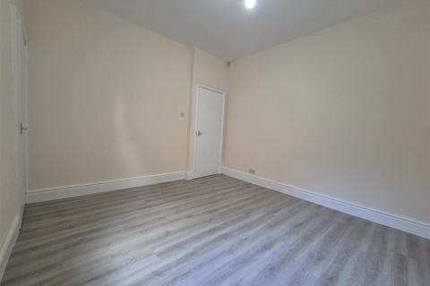 3 bedroom terraced house to rent, Mere Road, Leicester