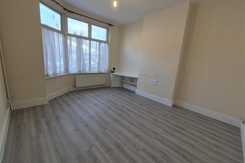 3 bedroom terraced house to rent, Mere Road, Leicester