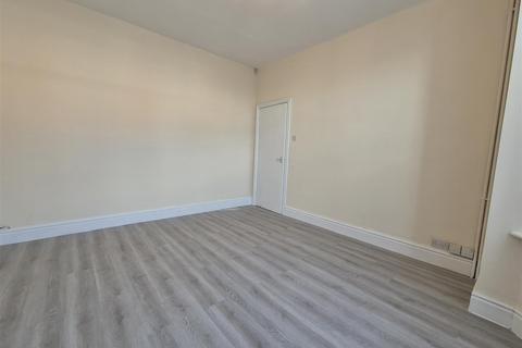 3 bedroom terraced house to rent, Mere Road, Leicester