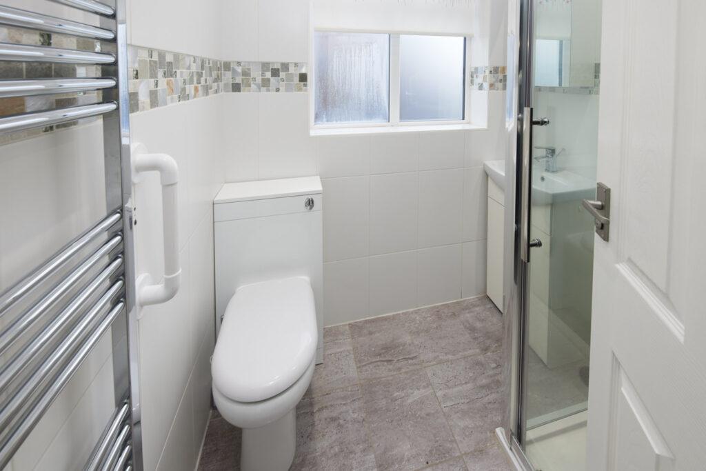 Carlton Bathroom2