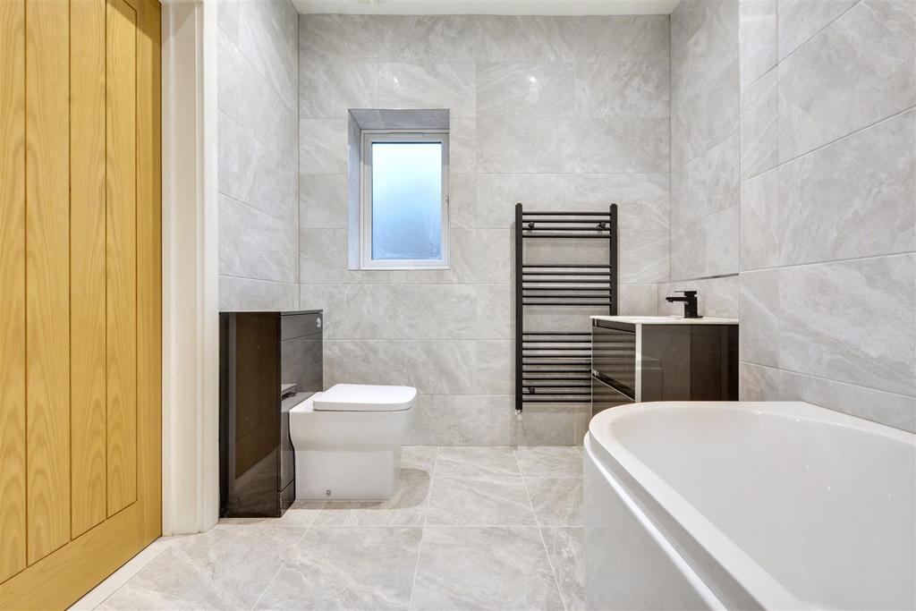 Ensuite 3 4.jpeg