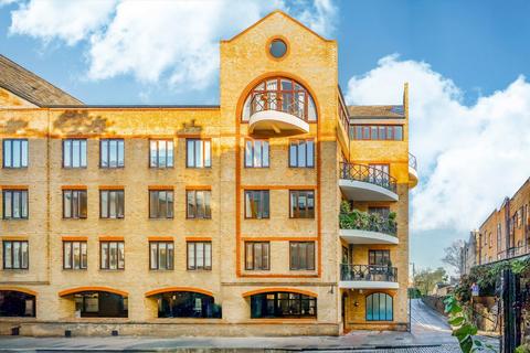 Knighten Street, London E1W