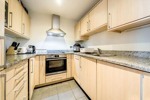 2 bedroom flat to rent, Western Gateway, London E16