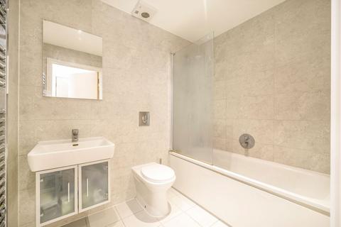 2 bedroom flat to rent, Western Gateway, London E16