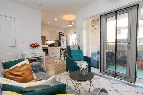 2 bedroom flat for sale, London Road, Wallington SM6