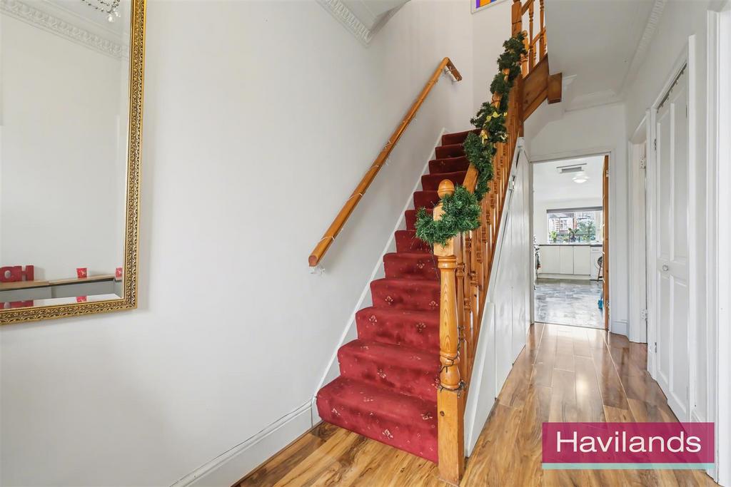 39 Laburnum Grove N21 3 HT-1.jpg