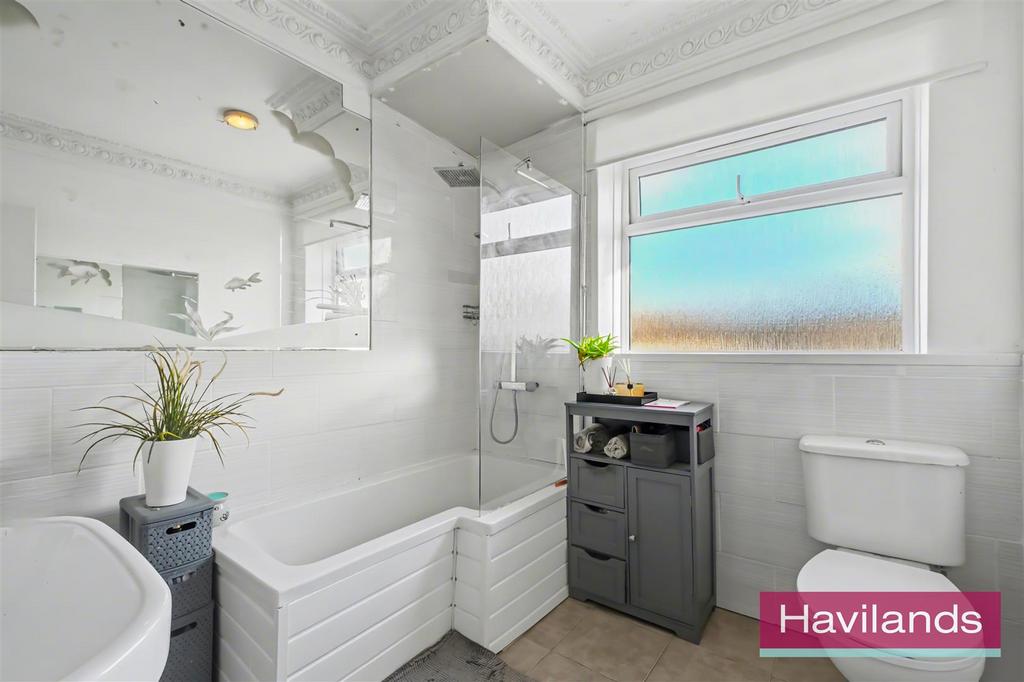 39 Laburnum Grove N21 3 HT-11.jpg