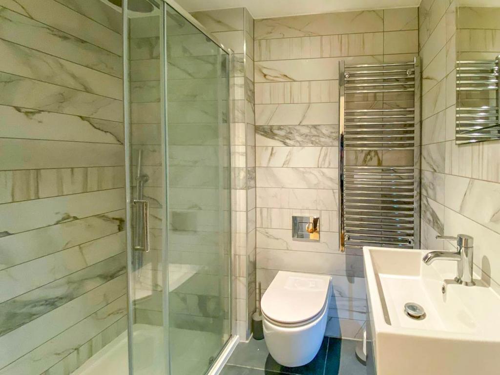 29b Exton Shower roo