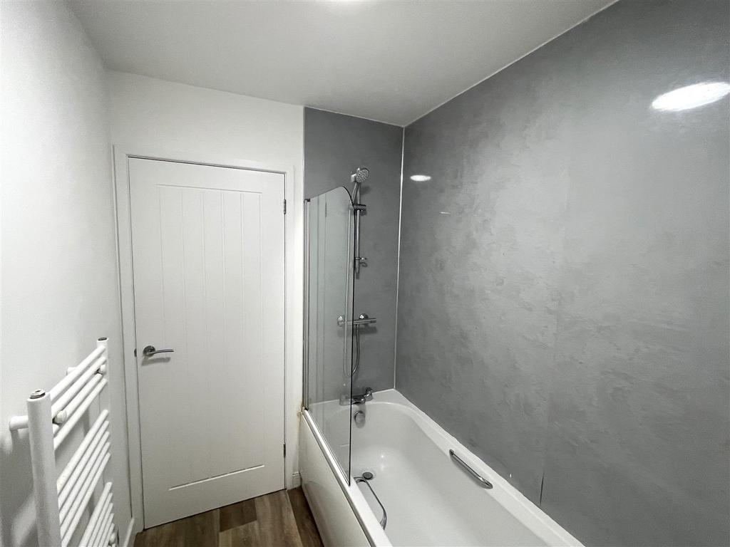 Bathroom 1.jpg