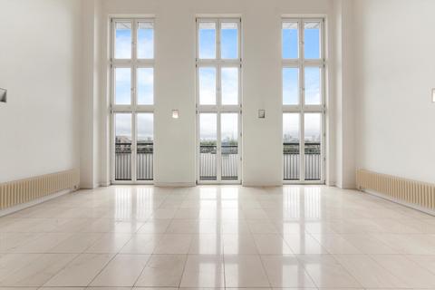 3 bedroom flat for sale, Vanguard Building, 18 Westferry Road, London, E14.