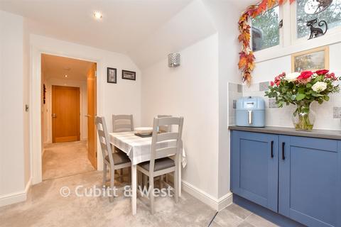 2 bedroom flat for sale, Elizabeth Drive, Banstead, Surrey