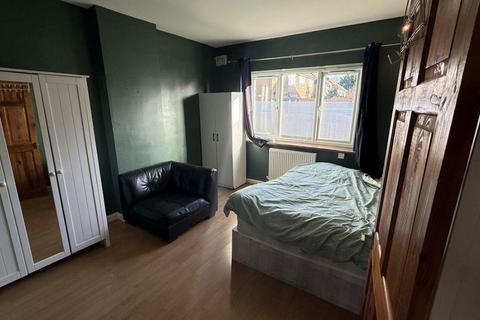 2 bedroom flat to rent, Friern Park, London