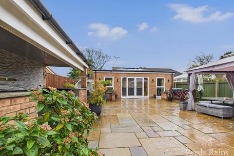 2 bedroom bungalow for sale, The Orchard, Hull HU9