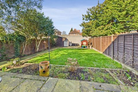 2 bedroom maisonette to rent, Gladsmuir Close, Walton-On-Thames
