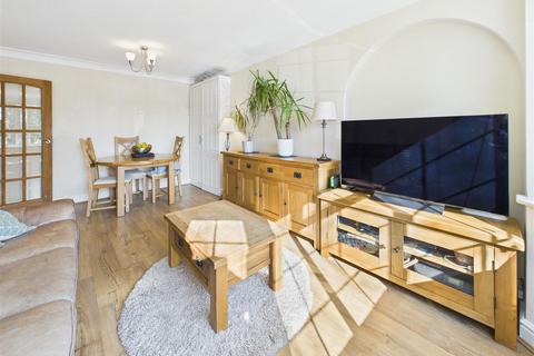 2 bedroom maisonette to rent, Gladsmuir Close, Walton-On-Thames