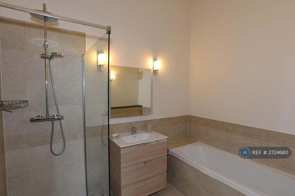 Ensuite Bedroom 2