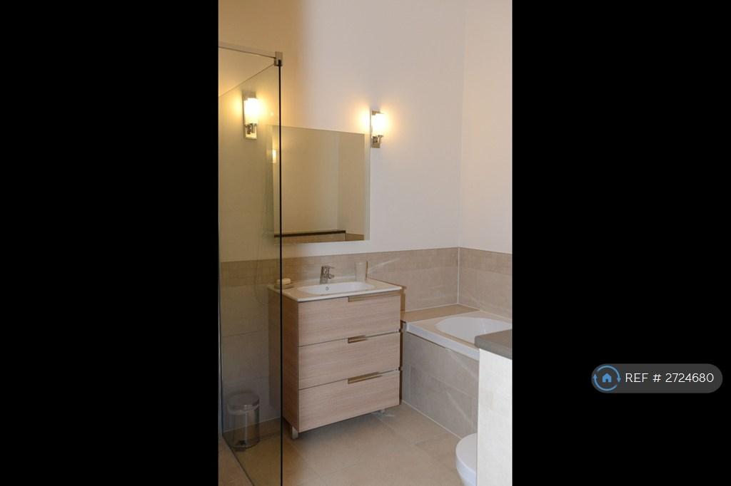 Ensuite Bedroom 2