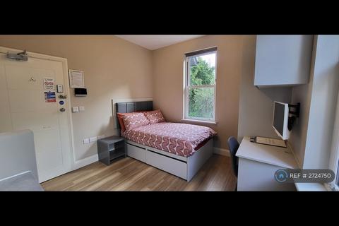 Studio to rent, Redwood Drive, Epsom, KT19