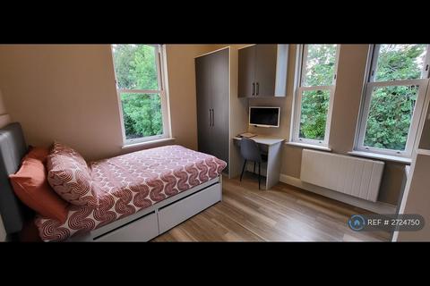 Studio to rent, Redwood Drive, Epsom, KT19