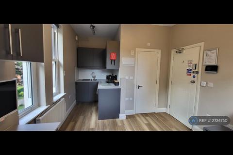Studio to rent, Redwood Drive, Epsom, KT19