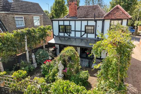 4 bedroom semi-detached house for sale, Holloway Road, Heybridge