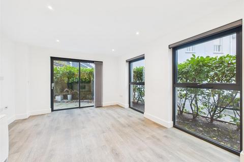 1 bedroom house for sale, College Gardens - Ground floor 1 bedroom with private patio and parking
