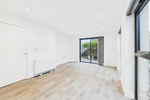 1 bedroom house for sale, College Gardens - Ground floor 1 bedroom with private patio and parking