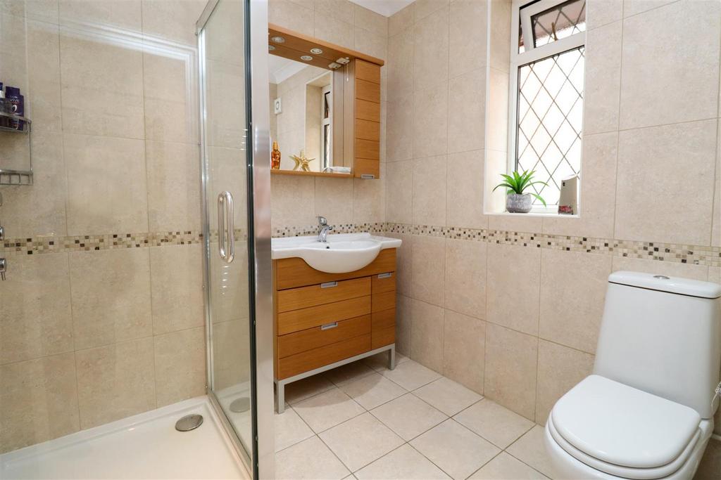 Shower Room (GF)