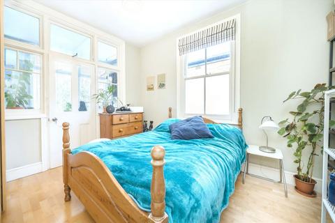 2 bedroom flat for sale, Thorney Hedge Road, London W4