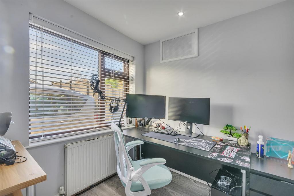 Bedroom 5/ Office