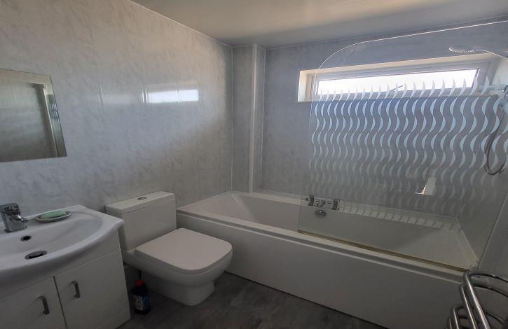 40 Cauldwell bathroom .jpg